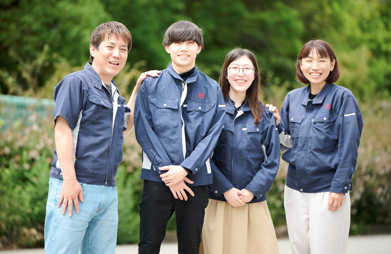 ワンフロアに役職者から若手までが集まるフラットで風通しの良いオフィス。社長との距離も近く、分からない事は先輩たちに気軽に相談できる環境です。