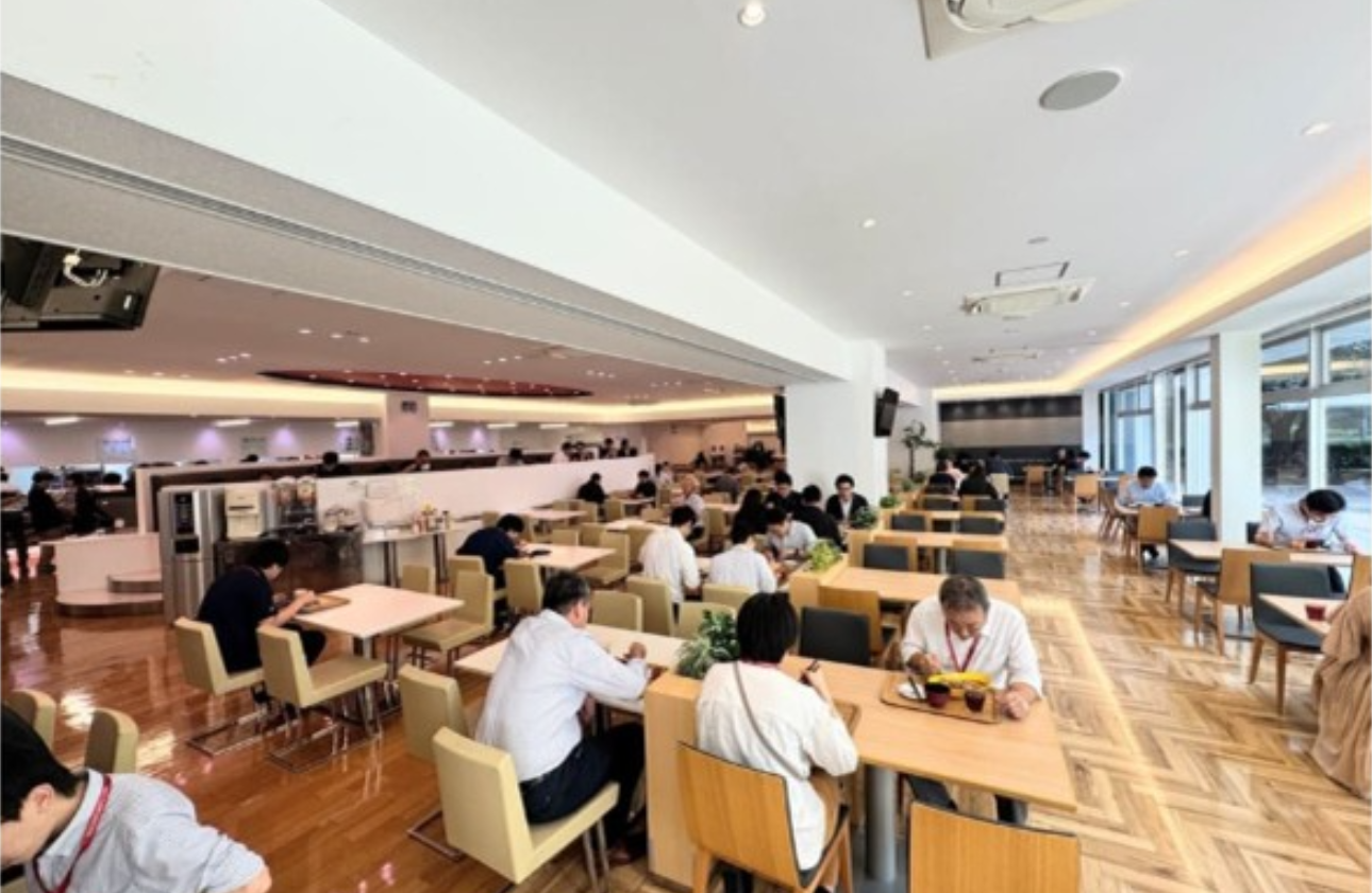 メイン料理　肉・魚、オーダー、グリル丼、カレー、麺類の計10～12種類が毎日提供されています。また、ジュースやコーヒーが無料です！