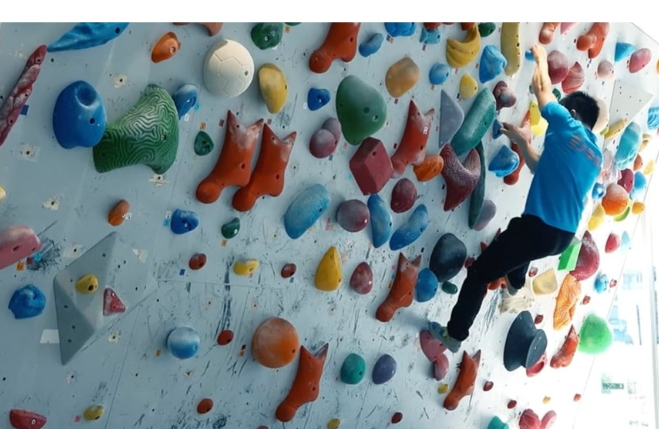 ボルダリング設備、10 種類以上の本格的なトレーニングマシンを備え、社員であれば誰でも無料で使用できます。更衣室・シャワールームも完備！