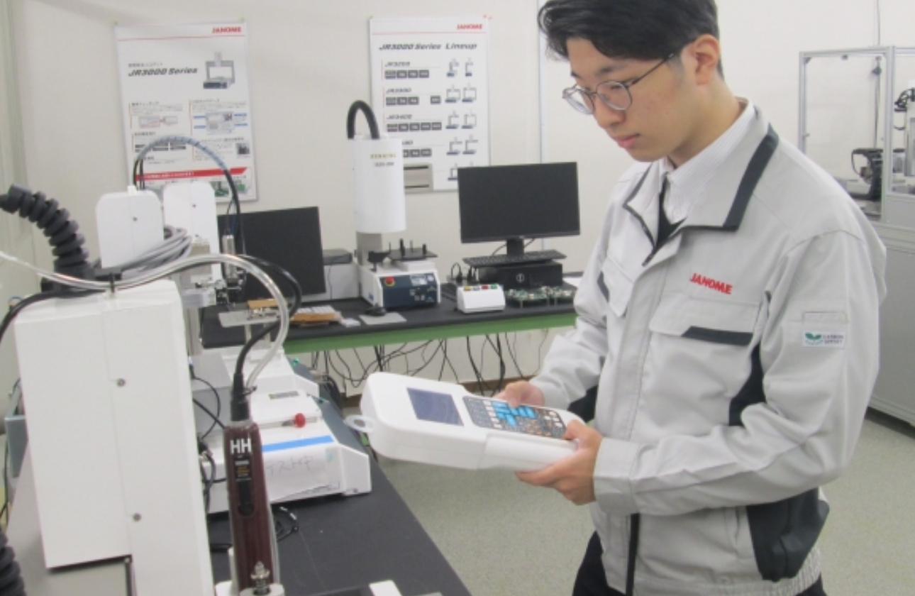 ミシン開発で培った技術力を活かして、産業機器のフィールドでも活躍している。高精度で操作が簡単な卓上ロボットは、主力製品の1つだ。