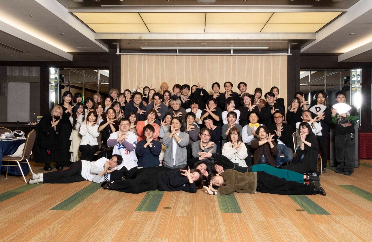 忘年会での集合写真。仕事にも遊びにも全力で向き合い、年齢や役職を超えてフラットに交流できるカルチャーがKURUKURUの魅力です。
