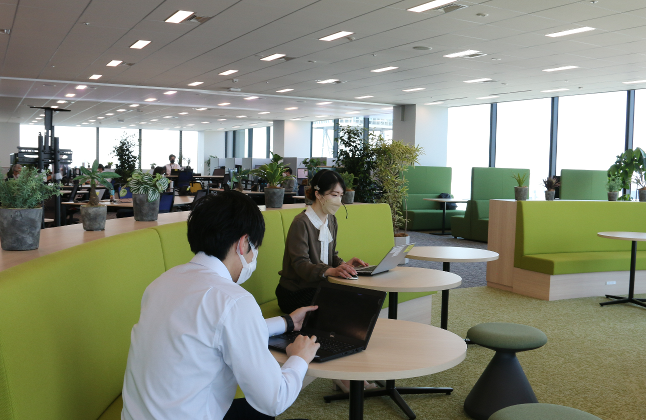 当社はフリーアドレス制です。フレックスやリモートワークも存在し、社員の多様な働き方とイノベーションを推進しています。