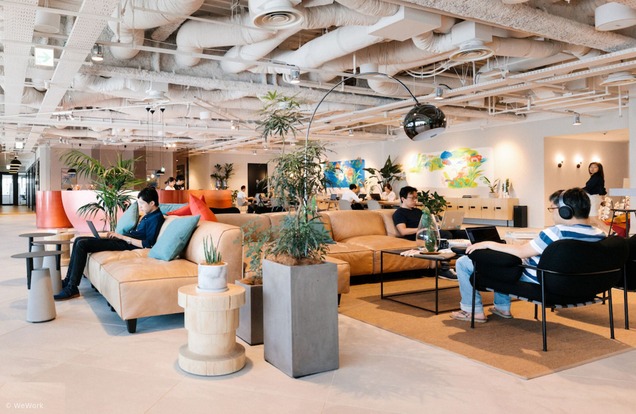 オフィスはGINZA SIXのWeWork内。開放的なフリースペースで、気分や業務に合わせて自由に働く場所を選べる環境です。