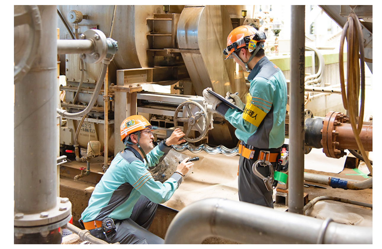 現場に赴き修繕工事を行う機器を確認しています。
※当社の社員（施工管理職）は作業員ではなく、現場を監督する業務を行っております