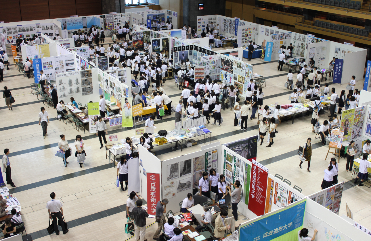 高校生⇔大学・短期大学・専門学校・企業をつなぐための進路説明会を企画から運営まで行っています。