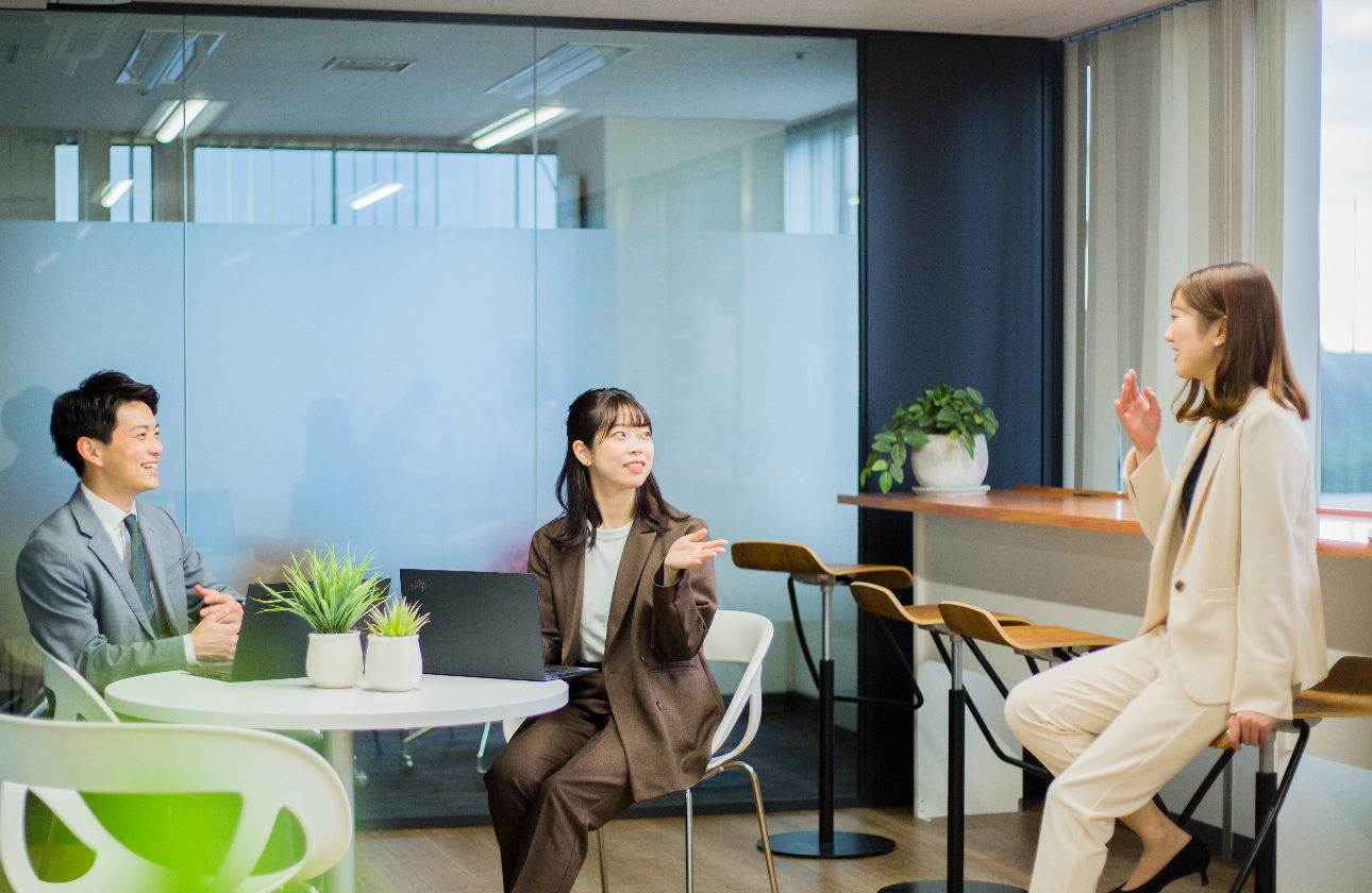 コスモスイニシアでは、働き方だけでなくプライベートやライフステージも大切にできるよう、多種多様な各種制度によってサポートに取り組んでいます。