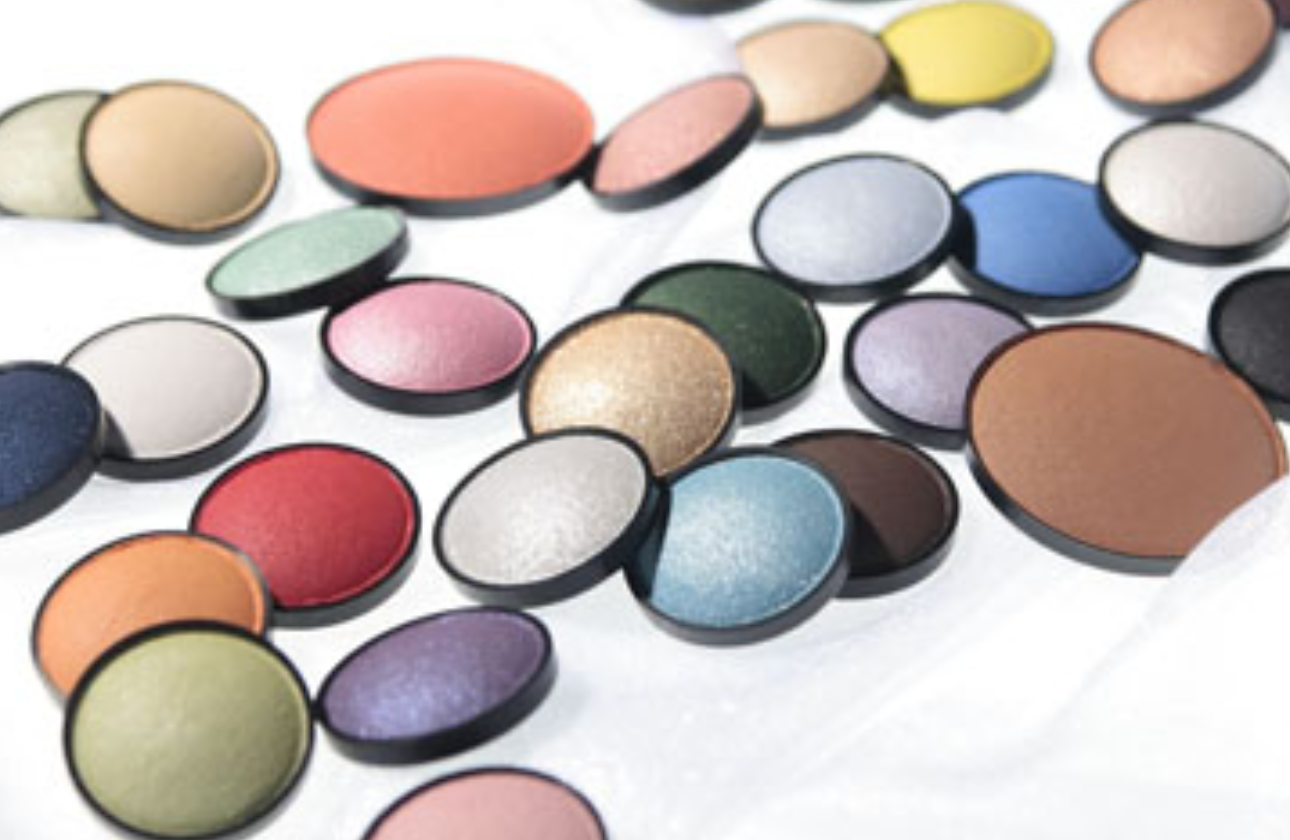 ファッションショーのバックステージでも活躍するメイク商品