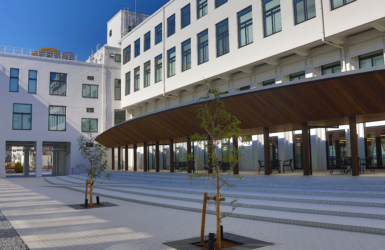 今回のリノベーションでは、建物が持つ歴史的価値を尊重しながら、現代のワークプレイスに求められる安全性や機能性を備えた空間へと再生しました。