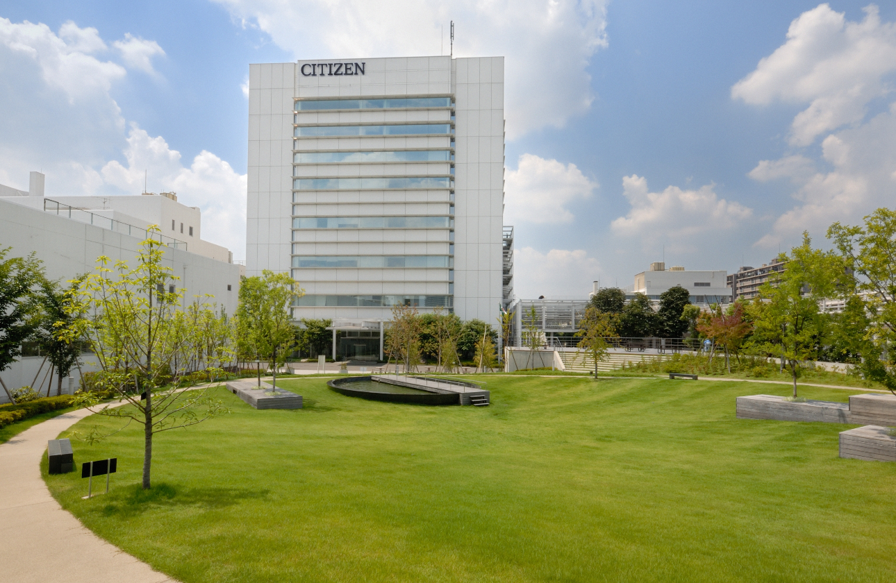 都心から少し離れた、東京都西東京市の閑静な住宅街の中にある本社。緑に囲まれた環境の中で伸び伸びと働いています。