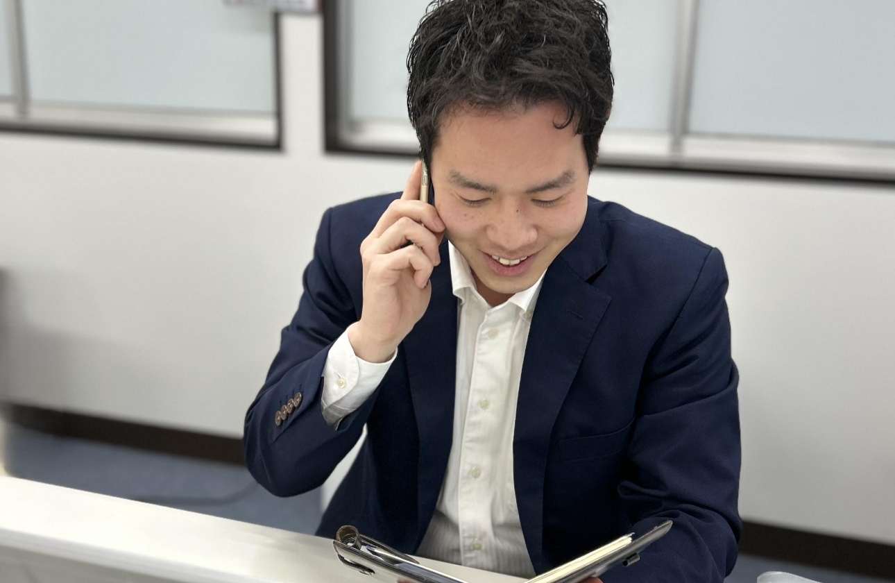 経営者と深く長く関われるのが魅力。
頼れる先輩と作戦を練り、課題解決に挑む日々。
ネコマークの信頼を背に、自信を持って挑戦できます！