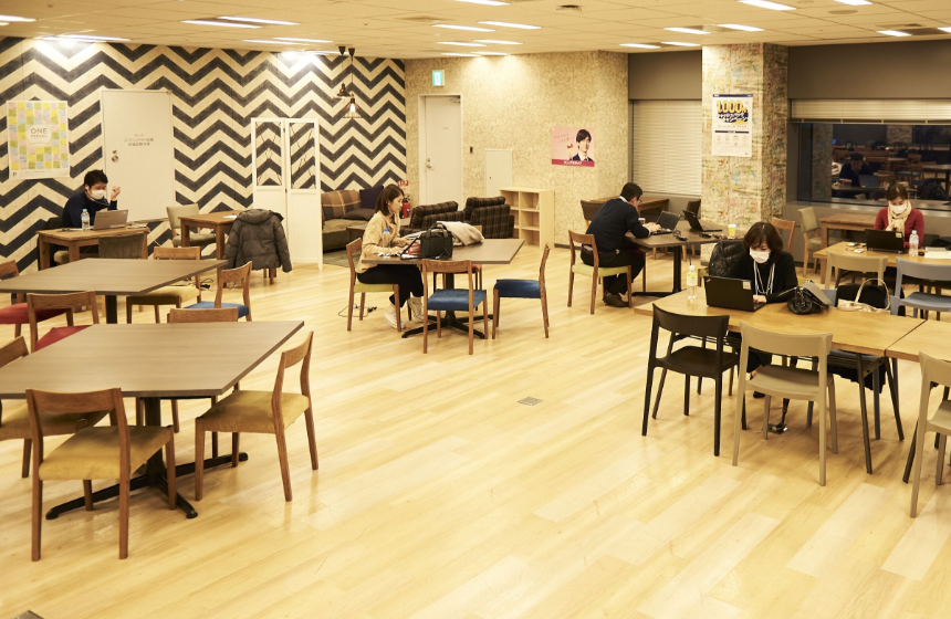 集中して考えたい時には、自席を離れてコラボレーションスペースで仕事をしています。ランチタイムや仕事の合間には、みんなで雑談することも。