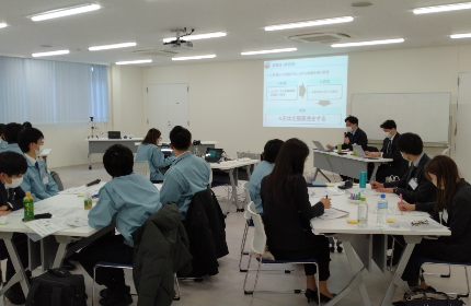 3か月間の新入社員研修後、3年目、5年目、管理職、メーカー講習など継続的な成長をサポート。