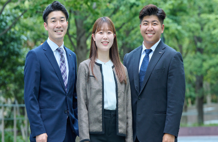 蝶理株式会社　新卒採用担当の岡山(左)・真柄(中)・山﨑(右)です。
今後の会社説明会や選考でお会いできることを楽しみにしています。