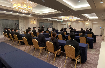24卒の内定式は30名の新入社員が参加、この後には懇親会も行われ社員も大勢参加し交流を深めました。
