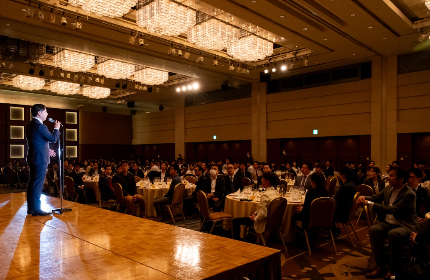 当社では、『目標達成及び組織全体に貢献をした人を称賛する』目的と『次月のスタートダッシュに繋げること』を目的として締め会を開催しています。