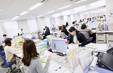 名古屋本店の営業フロアの様子です。複数の部署が同じフロアで仕事をしています。