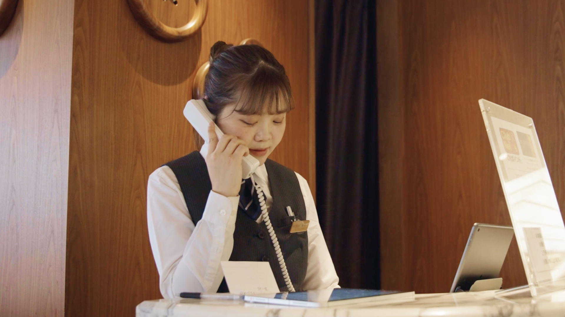 【アイコニア・ホスピタリティ】社員インタビュー動画 | アートホテル日暮里ラングウッド 料飲部門 富樫さん